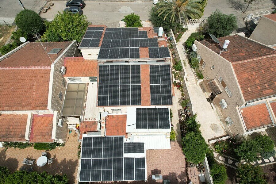 מערכת סולארית על גג בית