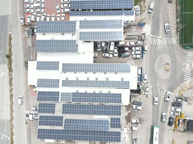 התקנת מערכת סולארית מסחרית על מוסך בחיפה על ידי - רותם אנרגיה