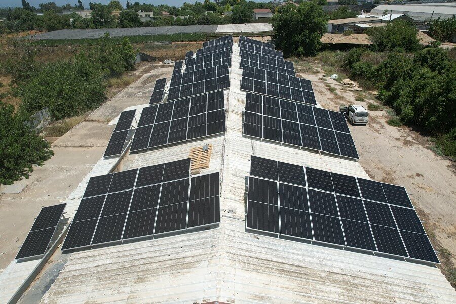 מערכת סולארית על גבי מחסן בבית יצחק - רותם אנרגיה