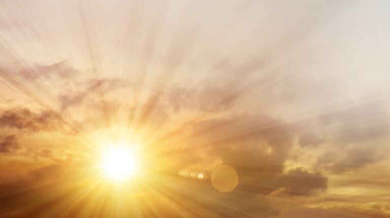 כשהשמש מדליקה את הנר של הבית - תמונה להמחשה בלבד