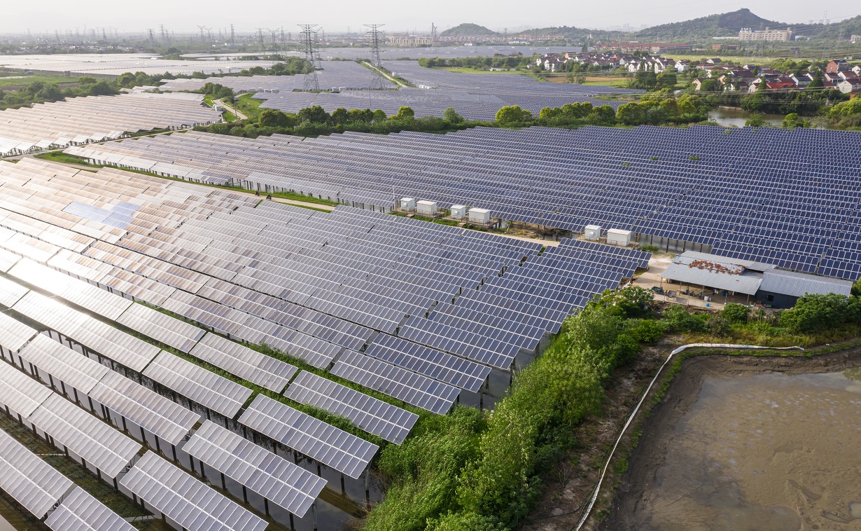 מערכת סולארית על גבי חממה - תמונה להמחשה בלבד - רותם אנרגיה