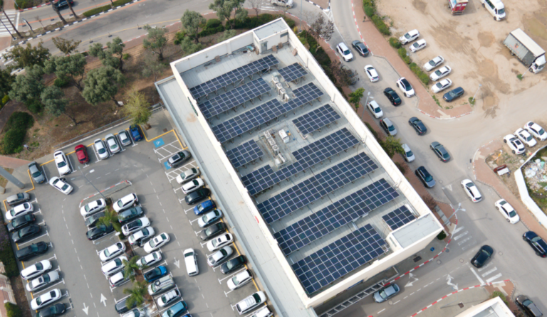 מערכת סולארית מסחרית על גג מסחרי - רותם אנרגיה