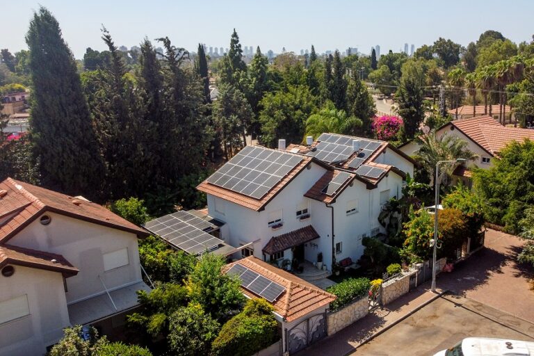 מערכות סולאריות ביתיות על גגות רעפים בשכונת בתים פרטיים